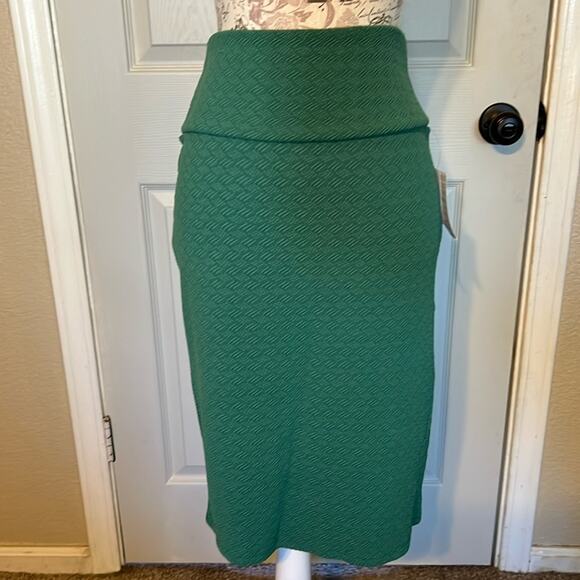 LulaRoe NWT Cassie comfy pencil skirt great for Xmas work night out size Medium - Picture 1 of 3